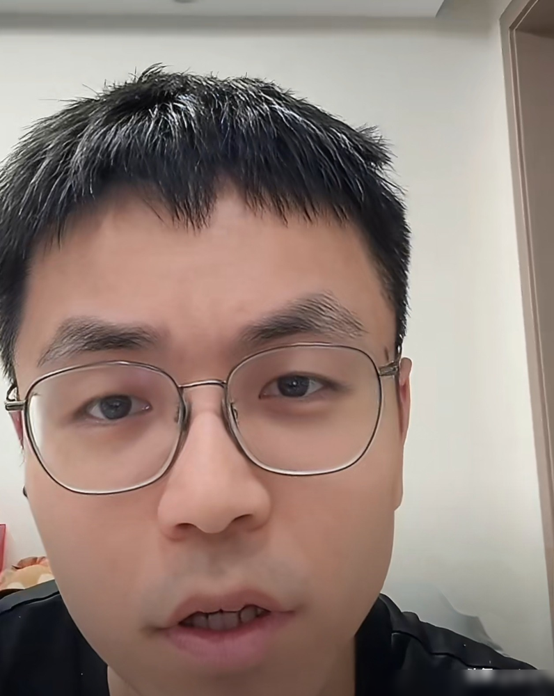 林诗栋的勾手发球，被裁判盯上后，废了。
过去这球威胁大，得分率高，对手接得难受。结果被警告几次，他现在发球不自然，总怕再被抓，威力掉一大截。评论员小钱说得直接：不是技术没了，是顾虑多了。
更扎心的是，本人和教练一直没公开回应。世界第八，却被勒布伦兄弟连揍几次，台内小球、接发球变化全被针对，关键分