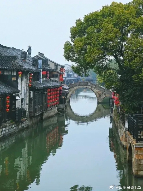 2026年8月22日（丙午年七月初十）星期六
早简报：
-.李强总理21日主持召开国务院常务会议，听取新一代通信网建设情况汇报，部署进一步清理拖欠企业账款工作，研究持续改善空气质量有关工作等。
-.20日夜，外交部长王毅抵达雅加达开始访问印尼，印尼外长苏吉约诺等机场迎接，21日两国外长共同主持中印尼 ​