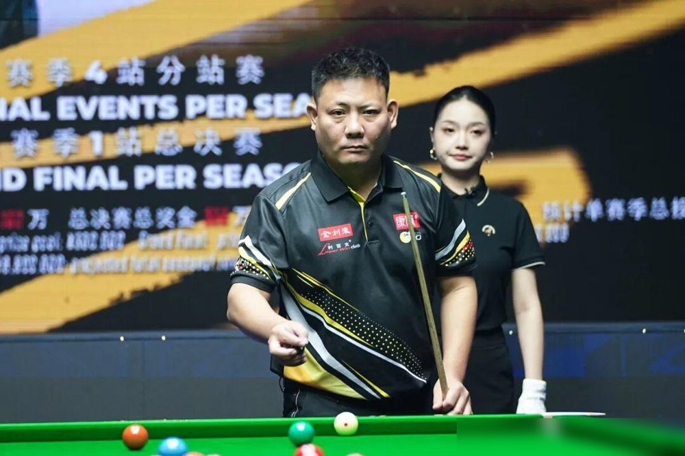 三个月没摸球杆，上来就把职业斯诺克选手打了个10-2。
郑宇伯这趟长沙，真就是“溜达一圈试试”。首轮5-2，八强干了缅甸球王，半决赛3-5落后连扳三局，决赛直接轰出单杆111分。对面江俊是正经打斯诺克的，结果上半场就被干到2-7，没脾气。
30万奖金到手，奥沙利文都发帖祝贺。
最狠的不是赢，是