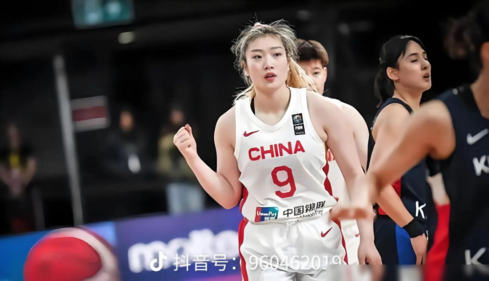 中国女篮输美国30多分，骂缺李梦的人都错了。
2022年世界杯，李梦砍21分跟美国打得有来有回，硬实力没人质疑。
这次连续两届大赛李梦都没进名单，不是教练组故意针对。宫鲁鸣说得明白，李梦长期缺集训，膝伤加没打正式联赛，状态没法评估。
连前任主帅郑薇都承认，李梦是国内现役进攻天花板，但现在女篮走