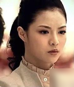 钟楚曦红毯妆，居然全是她自己画的。别人带化妆师，她带化妆包。
粉底只点面中，用湿粉扑往边上拍，拍出原生皮肤那种透光感。痘印黑眼圈，拿小刷子一个点一个点遮，死都不整脸糊墙。秋冬更绝，散粉都省了，粉饼按两下就收工。
有次金鸡奖，她窝在酒店洗手间一小时，给自己盘了个复古浓颜。出来那骨相，灯光一打，比专