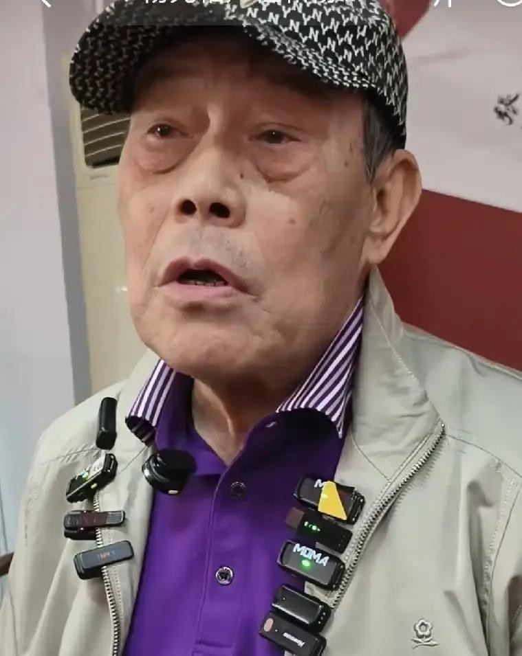 12万块钱的真金白银说没就没，看着自家6场演出被硬生生搅黄，马三立的徒孙杨威在直播间里彻底低了头

他苦笑着咽下委屈，吐出一句掏心窝子的话：“我不配，不敢卖高价”

旁边的人听着心里直发酸，他那小茶社的门票才卖80块，还白搭给观众一盘瓜子，就算这样台底下的空椅子还是比人多

谁能想到把亲哥饭碗砸碎的