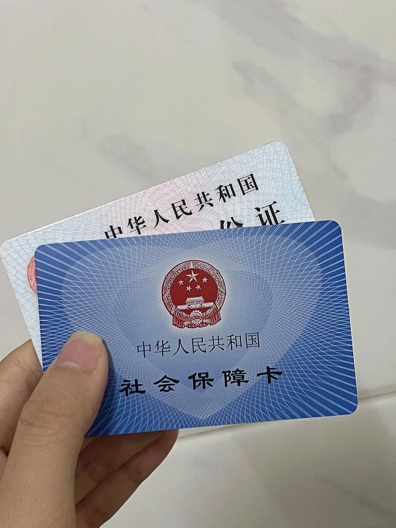 【民生账本】11月起社保缴费大变样！近20省新基数定了，你每月多掏多少？

又到年底算账的时候了，一个跟你工资单直接挂钩的消息：11月1日起，社保缴费执行新规，近20个省份已经公布了2026年度的缴费基数上下限，北京、天津、江苏、上海、山东、四川这些地方全在内。

先说大家最关心的钱。以江苏为例，2