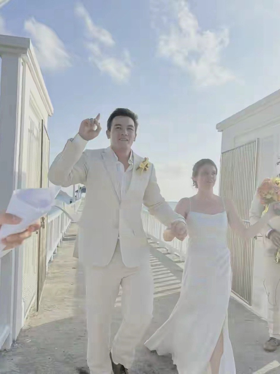 杨恭如弟弟大婚颜值神似陈冠希，身材高挑还曾拍摄广告，婚礼现场超吸睛。 ​