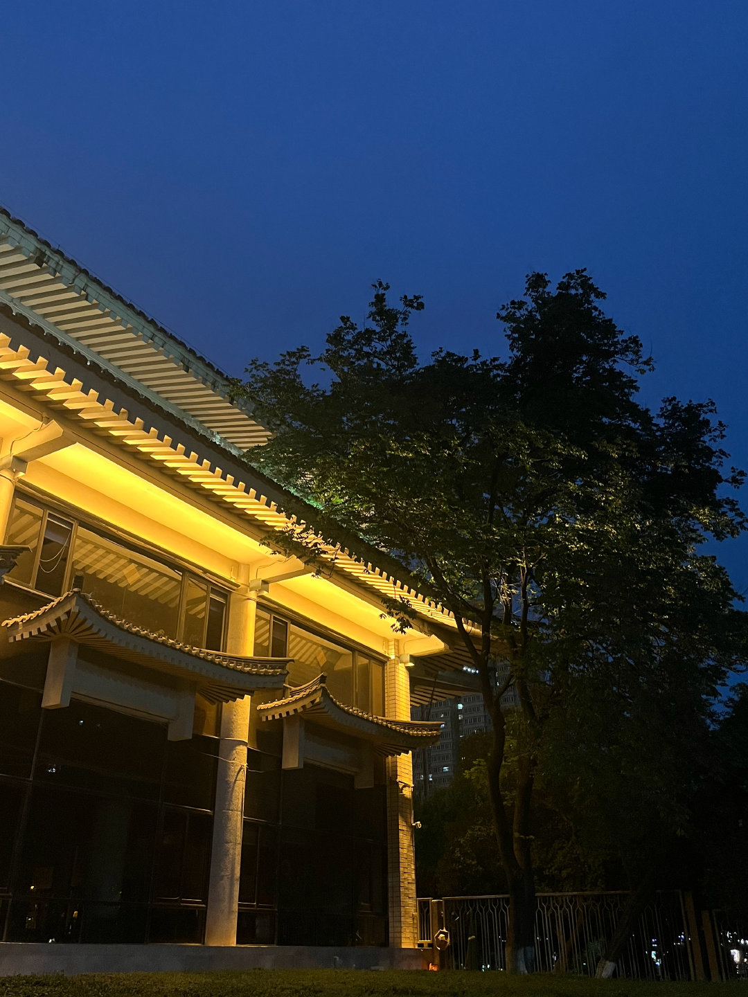 📍西安·day 3

  陕西省美术博物馆—大兴善寺—陕西省历史博物馆—大雁塔—大唐不夜城

  雁塔区一日游，南线真是文教资源丰富🥰🥰🥰

  1.陕西省美术博物馆⭐️⭐️⭐️⭐️
  ✍️🎨
  遇到了中国美院组织的书法展开幕式，非常有学术氛围，可惜不太懂书法只能浅浅观赏一下行书楷书作品。
  ​