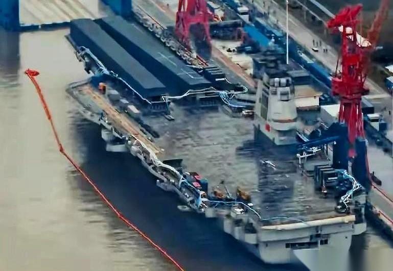 满载八万多吨的福建舰下水3年零5个月后，才在海南三亚正式入列。
不少人觉得这测试周期太长，却不知道甲板上的电磁弹射器藏着多大风险。
瞬间爆发出几十万台空调同开的能量，推力稍算错一点，三十吨重的战机就可能直接栽进海里。
造航母跟买房一样，不是建完就能直接拎包入住的。
刚下水的时候，全舰上千个动力、电力