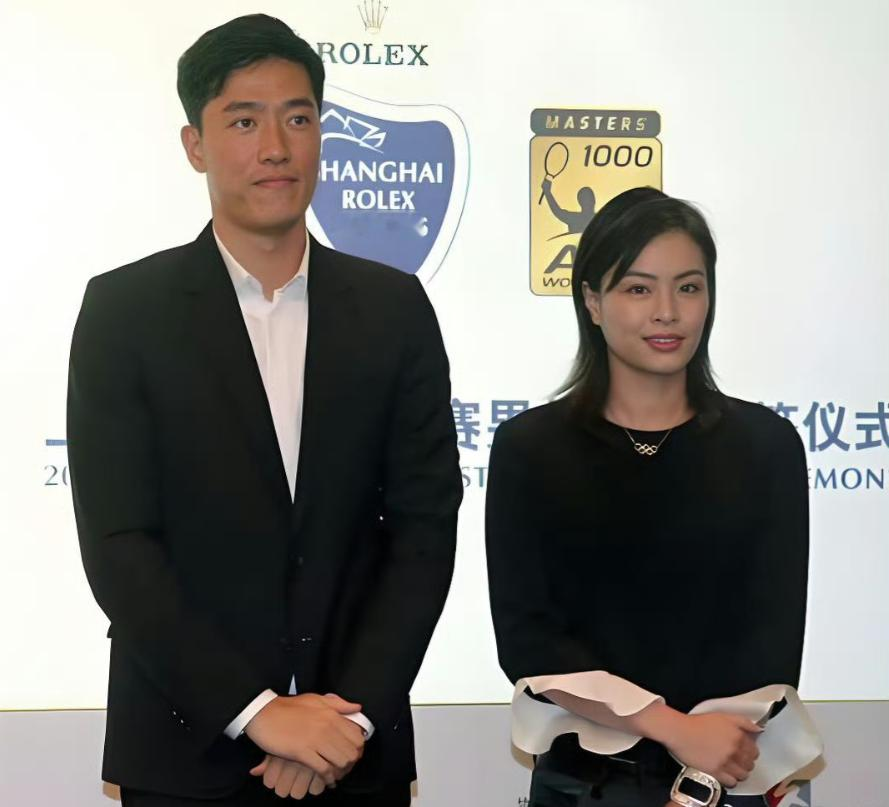 刘翔、吴敏霞这两位奥运冠军退役安置的情况有些类似：他（她）们先后都曾担任过上海市体育局团委副书记，刘翔是2011年开始担任，吴敏霞是2015年开始担任，吴敏霞后来在 2018 年还当选共青团上海市委兼职副书记。同期的吴敏霞结婚生娃，此外夫妻档创业，创立了个人品牌&34;MXW敏行者&34;。 
 
时间往前拨一