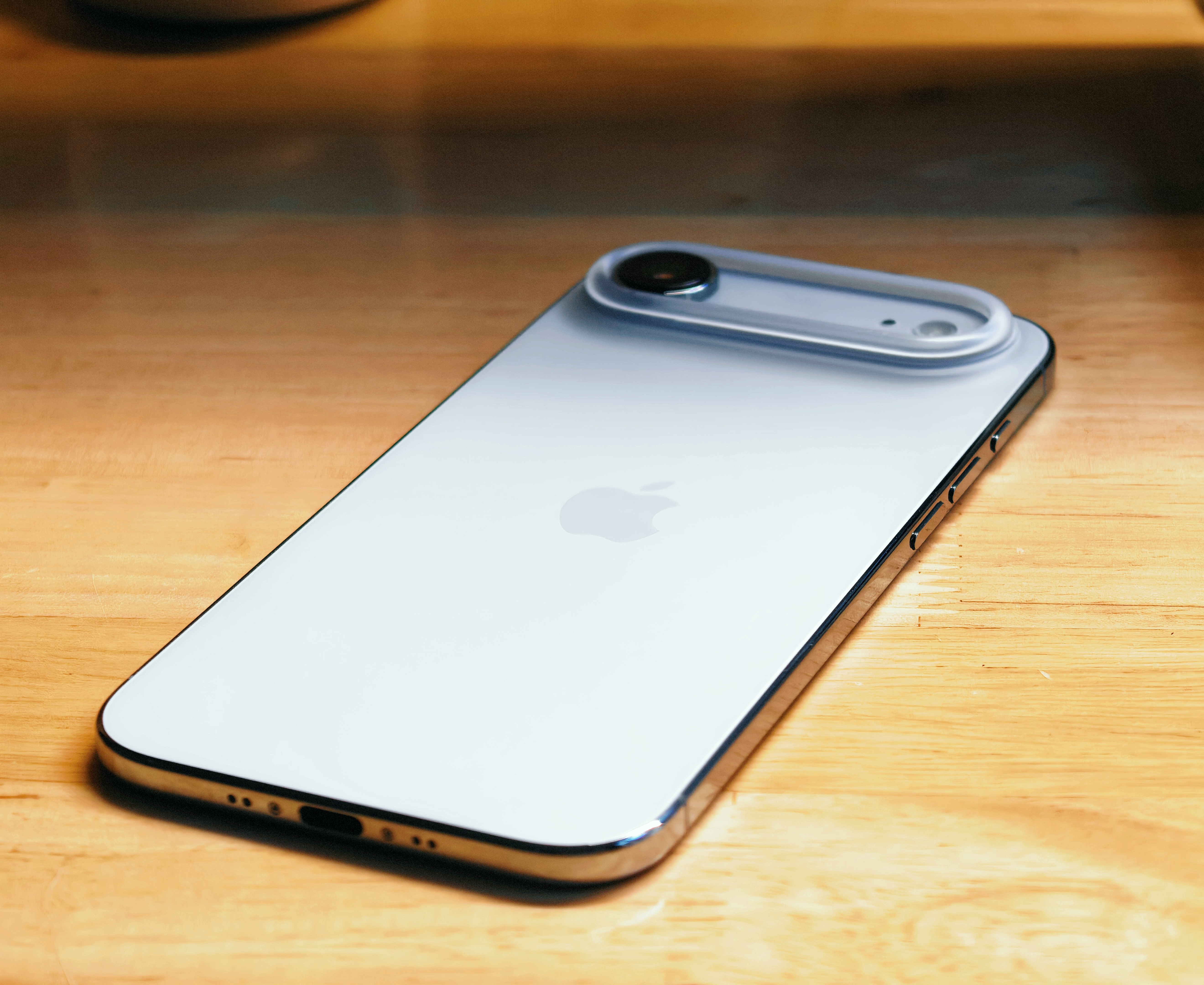 今天写了这么一段文字：“我准备把用了半年多的iPhone Air 卖掉。它虽然薄和轻，但是机身宽度太宽，不符合我对小屏机的握持需求。
其次，充电慢、续航一般。最主要是讨厌的iOS系统，脱离iOS生态后已经完全无法适应它，比如无法跳过app开屏广告，输入法语音转文字总要跳转，短信消息无法归纳，快递物流 ​