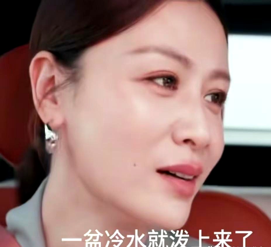 张泉灵翻出叶一茜2019年第一场带货记录，播了快6个小时才卖5万块，叶一茜当场苦笑，说那天像被迎头泼了盆冷水
 

当年不少明星扎进直播间，受不了落差纷纷跑路，叶一茜硬生生熬成了头部，如今单场流水动辄几百万甚至上千万，扣掉开销也能净赚几十万
 

挣得确实多了，代价却扎心得要命。每天熬夜、精神时刻紧
