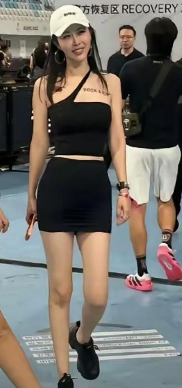 看到大家在讨论中国女篮的杨舒予和张子宇能不能去WNBA。
之前不少人觉得杨舒予偏网红打不上顶级联赛，张子宇也就是光有身高。
但我看到杨舒予那场15分11助攻的数据时，确实停下来想了想。1米83的高个后卫，单场能盘活全队送出11次助攻，这真不是靠流量能刷出来的。
我以前也有过偏见，觉得她名气大于实力。