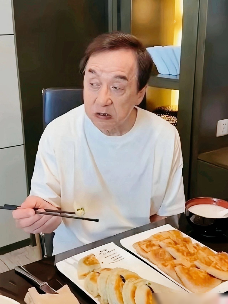 72岁成龙，现在觉都睡不着，人老就怕一件事他成龙交了老底，私下日子极其无聊，平时就缩在一个极小的房间里。只要一关灯，就想很多事情，各种念头和想法钻出来，很难睡着。

他说：反而在拍摄现场，坐在让人不舒服的椅子上，睡的很香。

宁静安详的生活，于他而言，完全是一种折磨。

说实话，男人老了最怕的不是没