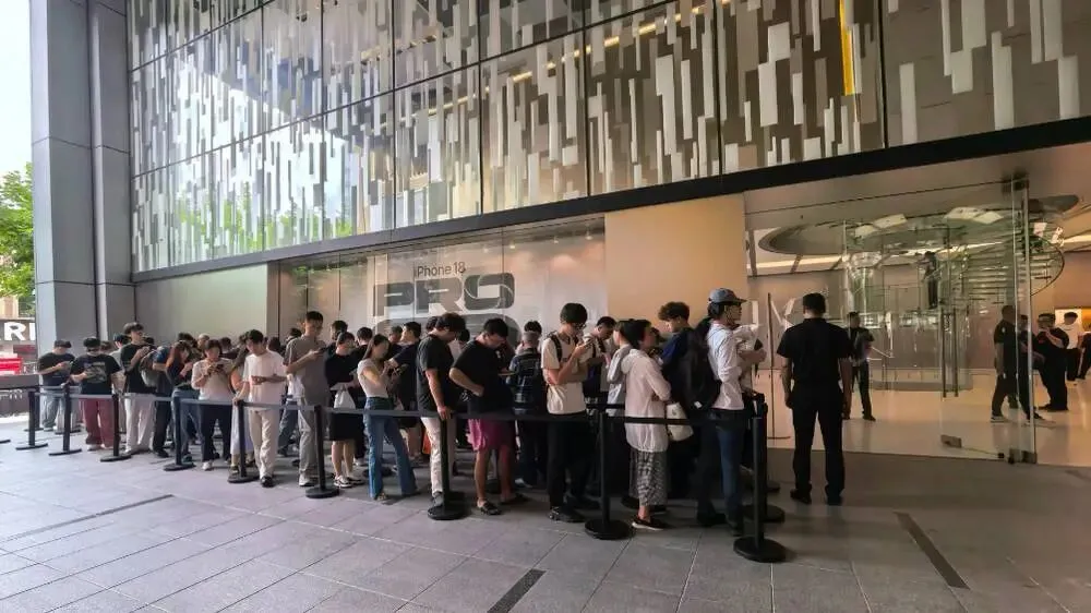 iPhone 18 Pro首销，黄牛都喊“行情不好”！
涨价1000，苹果还卖得动吗？
9月18日，iPhone 18 Pro系列开售，上海苹果店外排了100多人，看似热闹，但真相很扎心：Pro版没人要，Pro Max靠“勃艮第酒红色”撑场，黄牛回收加价只有300—500元，转手加700—800元还