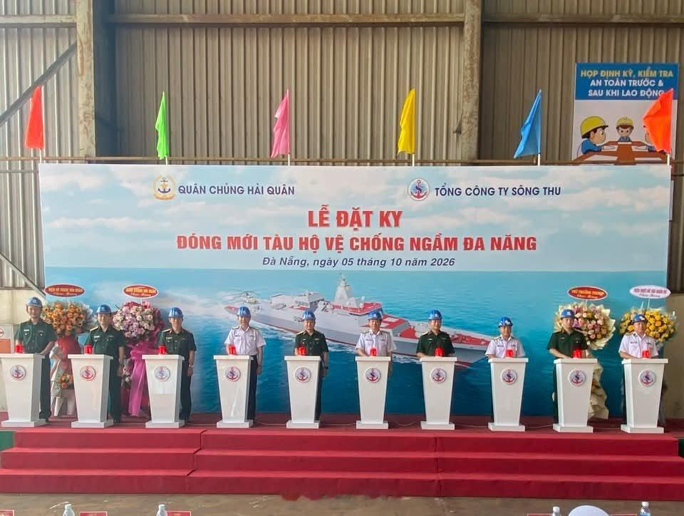 越南秋河船厂举行越南首艘多用途反潜护卫舰的龙骨铺设仪式，而此时距其钢板切割仪式还不到两个月。

同时，越南海军确认，这艘B型护卫舰长108米，宽13.6米，排水量属于2000吨级以上，最大航速28节。#烽火问鼎计划# ​