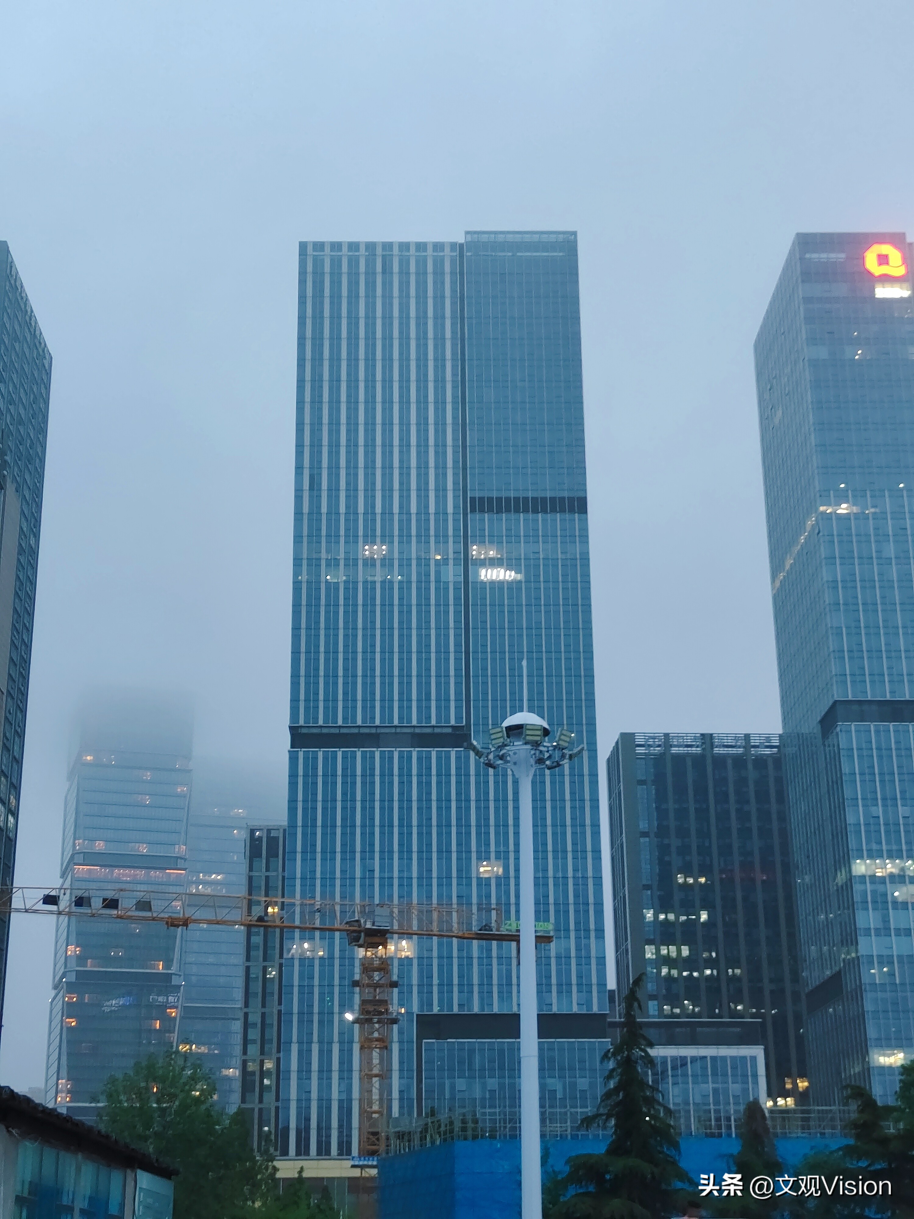 OpenAI金融大模型：Excel时刻，还是学徒制的终结？

2026年9月10日，OpenAI正式发布ChatGPT for Financial Services，以GPT-6 Astra为引擎，原生接入LSEG、PitchBook、Daloopa等专业金融数据源，瞄准投资银行与