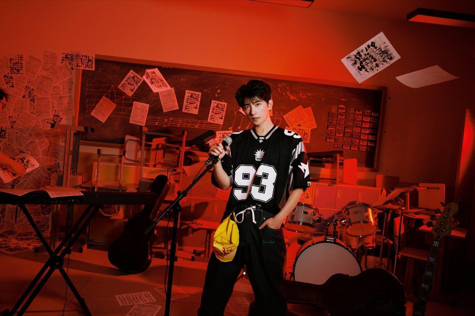 #洋迪[超话]# 
为什么是93？
多年前🐏发过333是吉祥数
333可以是9 也可以是63 这是什么缘分
所以93是洋迪吗[哇][哇] ​