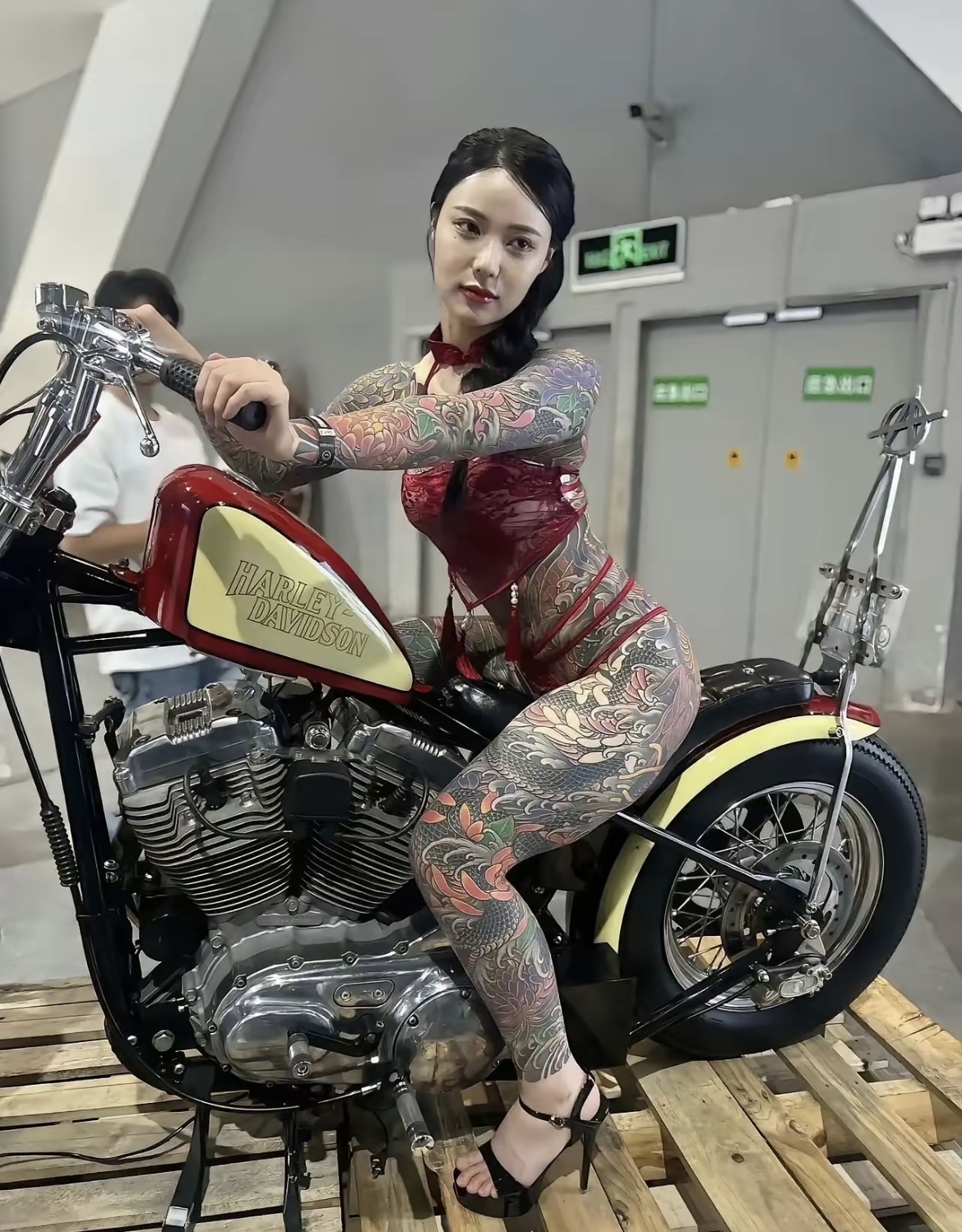 这位美女真勇 看这样子是 除了录出来的没有纹的 那不得每个地方都纹身了...