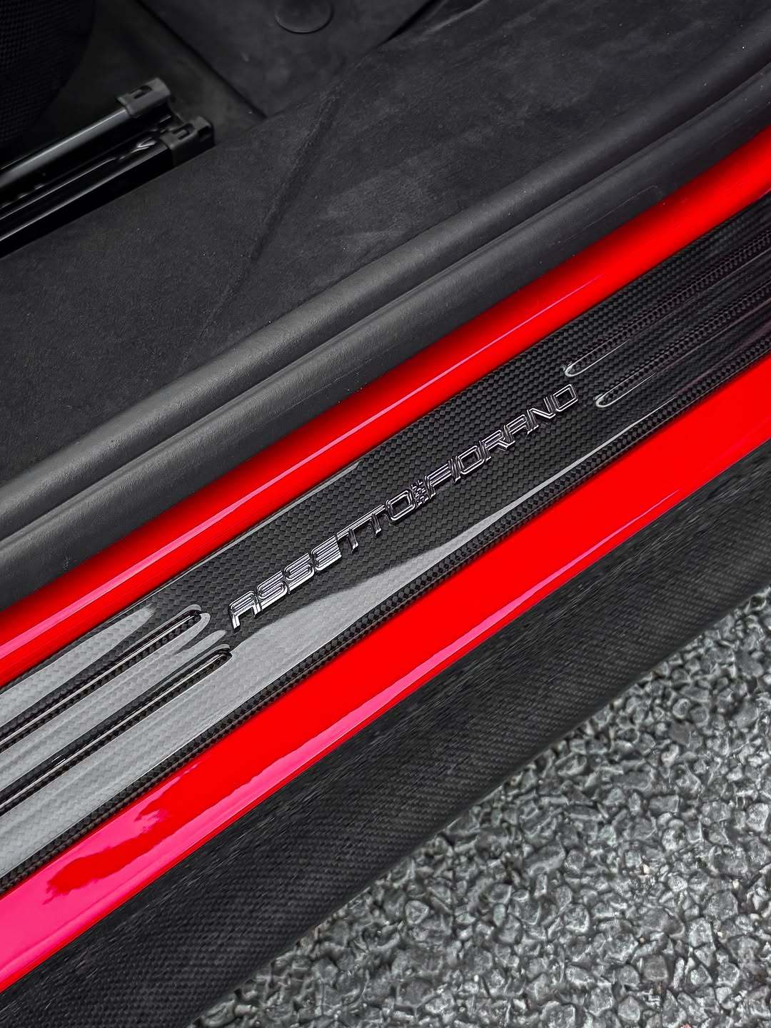 法拉利SF90 Stradale，采用标志性的“赛车红”涂装，搭配“法...