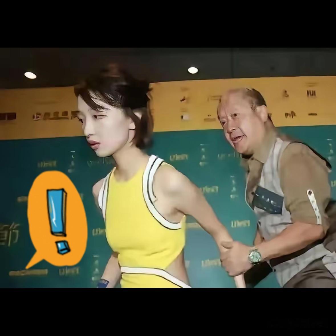 曾志伟伸手一拽，周冬雨为啥怔住
2016香港亚洲电影节，人多、灯晃、台阶又窄，曾志伟伸手把周冬雨往里带了一下，像怕她踩空。就这半秒钟，截图一出来，江湖就疯了。有人说是提携后辈，有人说是老油条上手，有人盯着周冬雨那张愣住的脸写小作文：涉世未深、心里发毛、被大佬盯上。

可你真把原场景看全了，红毯就那么