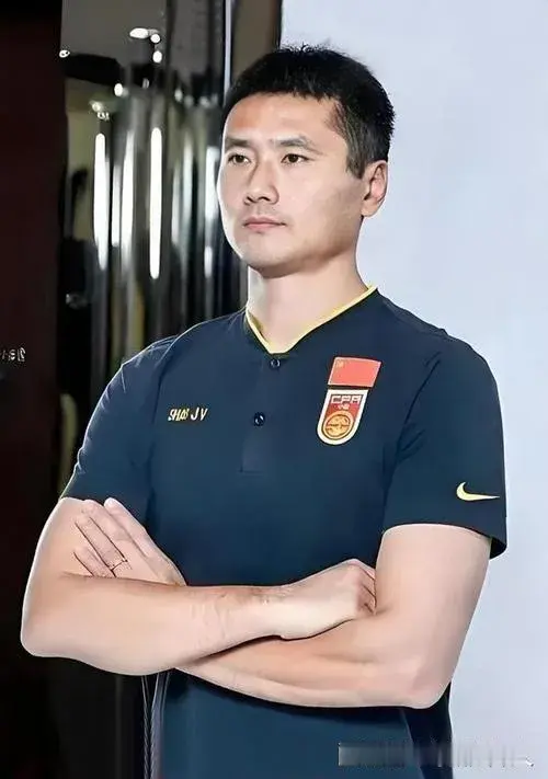 不拘一格选才，着眼长远布局——评邵佳一点将新思路

近日，中国男足公布2026年第四期30人集训大名单，邵佳一以国家队主教练身份完成上任之后一次极具标志性的点将。从9月12日至10月7日，队伍将先后在武汉、重庆完成集训，并迎战四支国际热身对手，为2027年亚洲杯夯实备战根基 。这份名单一经发布便引发