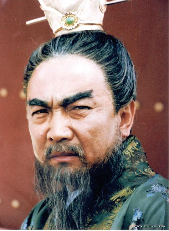 三国最值得比的三个人，曹操刘备孙权，三种格局三种人生
 
三国里有三个人，最值得比一比。
 
曹操是枭雄，挟天子令诸侯，一辈子都在抢，打下最大家业。
 
刘备是真能忍，卖草鞋出身，寄人篱下忍了一辈子，最后愣是称帝。有人说他江山是哭出来的，可你真去哭一个试试？
 
孙权是真会守，十八岁接手江东，谁也不