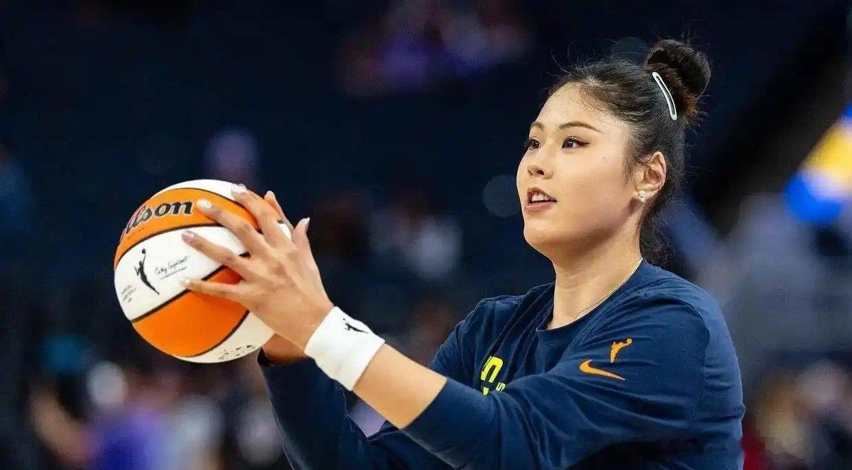 #中国女篮世界杯之旅需放低预期#2026年女篮世界杯‌在‌德国柏林‌开幕。‌中国女篮‌身处D组，面临‌新老交替‌与‌主力缺阵‌挑战，媒体认为需‌放低预期‌，现实目标为‌保八争四‌。 ​