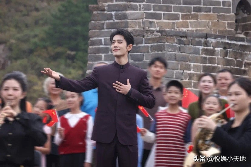 哈哈😂肖战又被群演爆料了
就是下面这三张图中的小朋友们
拍摄那天，这帮小朋友都围着肖战，问他到底有多高，因为肖战往那一站，能挡住后面的人，对于小朋友来说，肖战就是个“巨人”[大笑][大笑]。人家猜他183.8，他很认真的纠正人家，是183.6[捂脸]对自己身高一如既往的执着，一毫米都不能错。