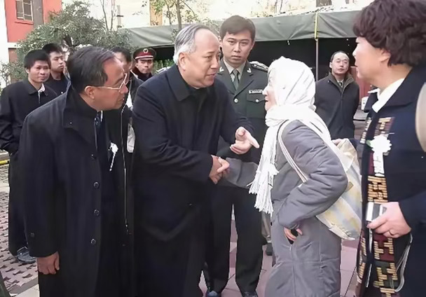 2009年10月，钱学森先生病逝后，91岁的李佩裹着披巾前来吊唁，钱学森之子钱永刚迎上前紧紧握住李老的手，表示内心的感谢。
-
李佩的丈夫郭永怀与钱学森相交多年，在美国留学时就是同门，后来一同放弃美国优渥的待遇和条件，毅然回国效力，不幸的是郭永怀于1968年因空难牺牲，李佩一直在中科院从事教学，与钱家一直保持着来往。#老照片