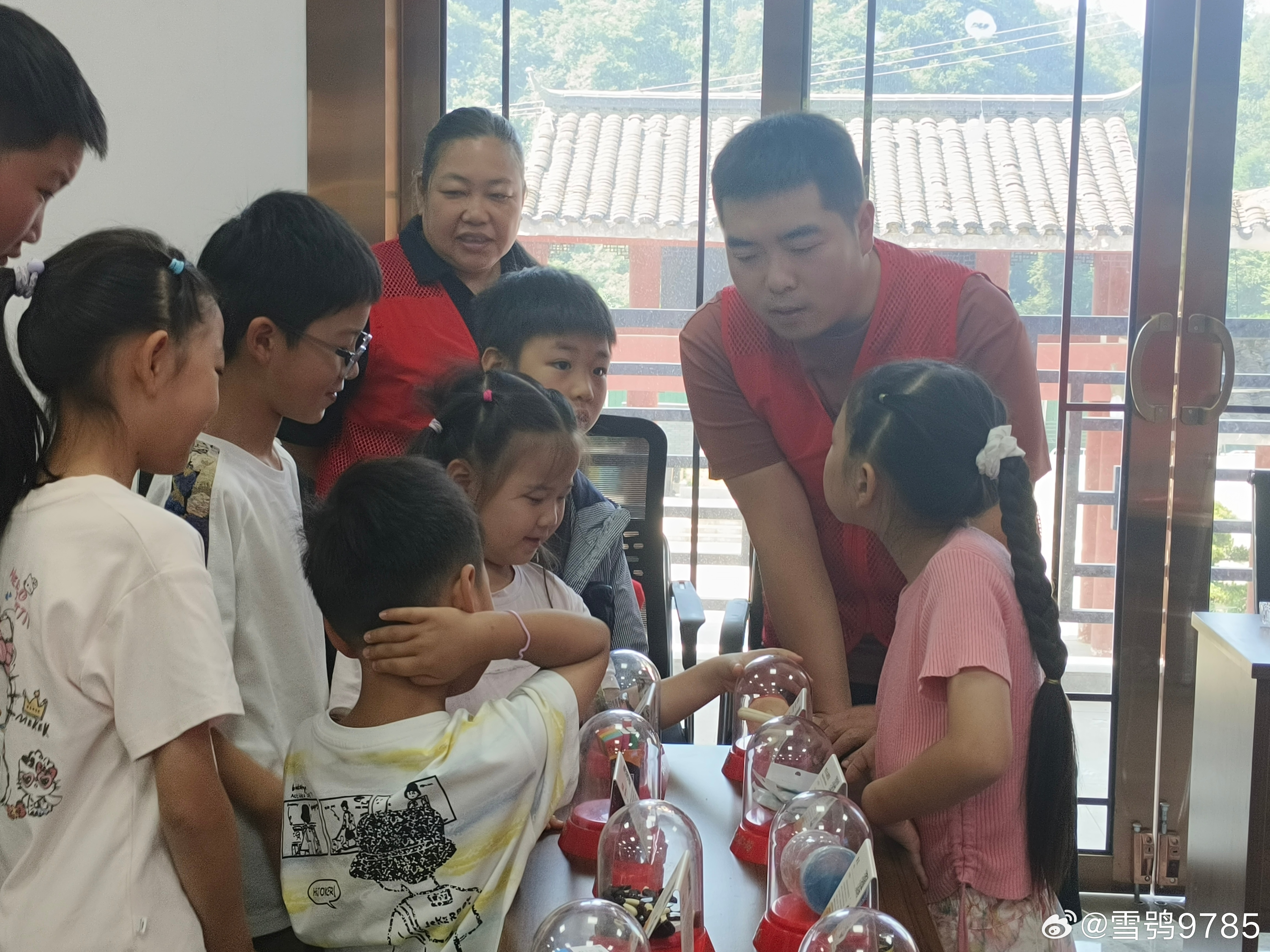 #绿色长江 青春护航#
赴乡土之约，护一江碧水。为深入践行长江大保护理念，我们组建实践团队开展爱心辅导班志愿服务，走进乡村开展暑期公益课堂，将长江生态保护的种子播撒进少年儿童的心中。
课堂之上，我们以趣味科普为切入点，通过故事讲解、手抄报创作、互动问答等多样形式，向乡村孩子们讲述长江 ​