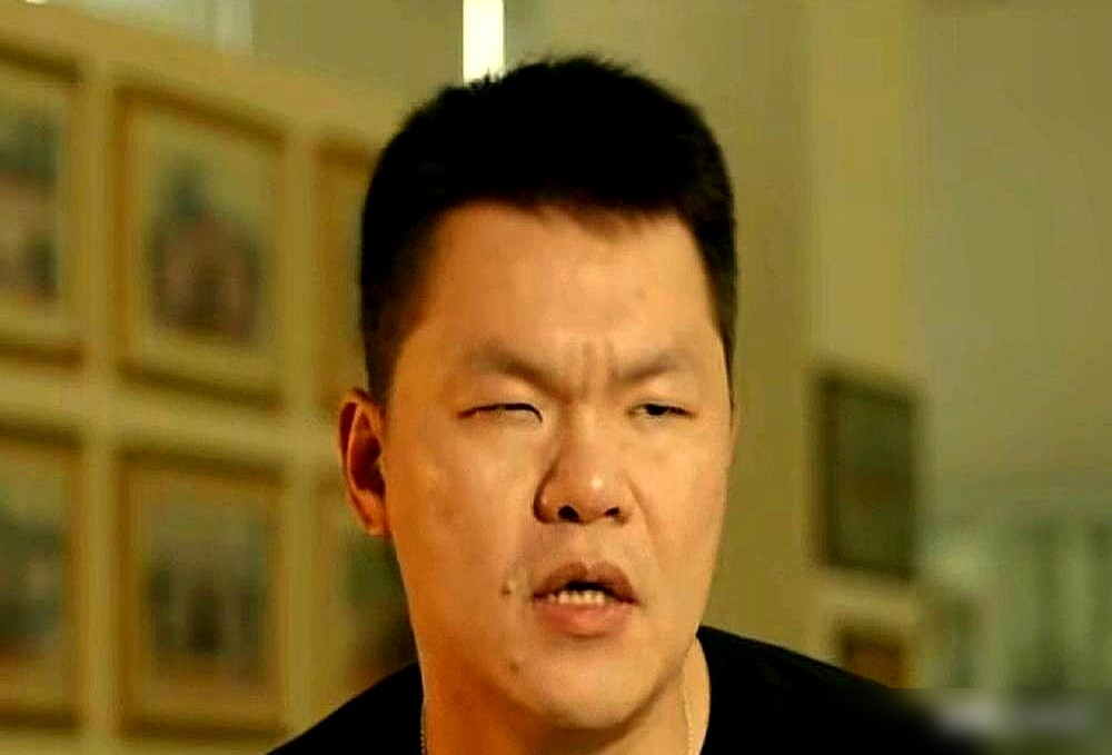 杨瀚森被抱摔，中黎男篮这梁子结了25年！
这次世预赛对阵黎巴嫩，对手动作粗野，抱摔之后裁判没吹罚，场下朱芳雨特意提醒要小心。
2001年亚锦赛交手，黎巴嫩球员率先挑事，爆发十分钟全场冲突，赛后球馆满地都是血点。
对手敢玩脏的，规则内就得用硬对抗找回来。