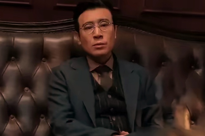 一次，李雪健在接受采访时，突然提及曾合作过的演员于和伟，直言不讳地指出：“这人骨子里坏得很，适合演阴险的角色。” 
很多演员演反派，只会瞪眼摆狠，脸谱化地表演，观众一眼就能看出是刻意在装坏。而于和伟塑造万古碑，跳出了这种套路。他抓住人物爱而不得的遗憾，主动和导演沟通，增加坟前唱歌的桥段，让这个算计自
