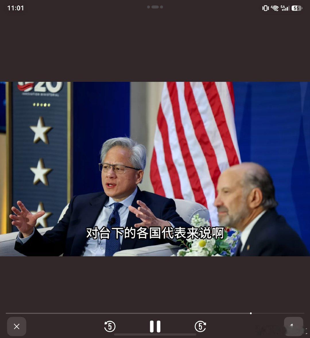 现实中面相三角眼的也不少见，但像黄仁勋这样明亮的确实少，很多都是眼白带点儿微微黄。 ​