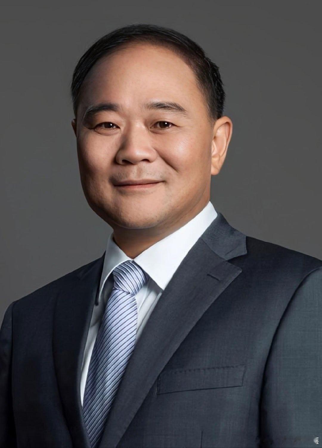 #李书福辞认吉利汽车董事会主席##吉利汽车宣布管理层调整# 吉利汽车控股有限公司（0175.HK）宣布对管理层进行调整，根据公司治理要求和干部梯队建设规划，进一步完善职业经理人授权经营机制，推进公司可持续健康发展。

自2026年8月18日起，李书福先生辞任吉利汽车控股有限公司董事会主席及执行董事职 ​