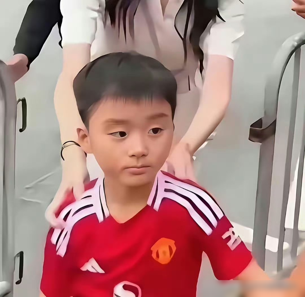 这脸换的，连亲妈都快认不出了。
奚梦瑶早期走维密那阵，高颧骨，太阳穴凹进去一块，整张脸写着生人勿近四个字。51场国际大秀，四次维密，靠的就是这股冷劲儿吃饭。
现在再瞧，脸圆了，线条软了，浑身透着阔太的温吞气。带着儿子何广燊一露面，网友全在翻旧照对比，直呼判若两人。
2017年维密那一跤摔完，超