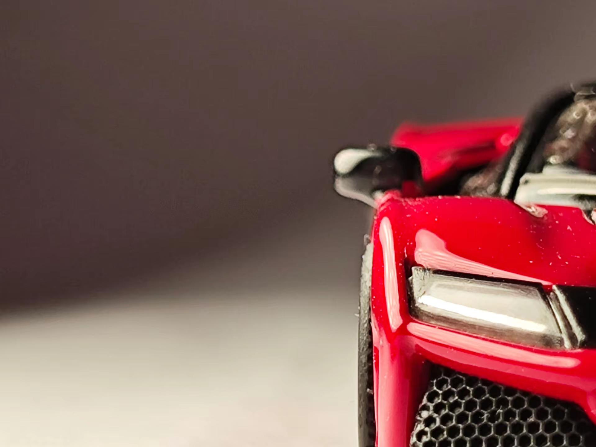 法拉利第六代旗舰Hypercar，2024年10月伊莫拉赛道发布，接替拉法LaFerrari，全球限量799台，非卖配额制，只供给法拉利资深收藏家 。动力：3.0T V6 120°夹角混动，内燃机900马力+双电机300马力，综合1200马力，电动四驱，碳纤维单体壳