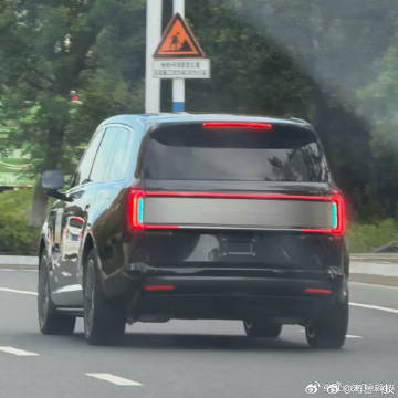 小米澎程 N90 路试，尾灯很有说法，智驾小蓝灯应该会和转向灯集成在一起。