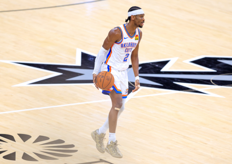 美媒Essentially Sports报道，根据统计，新赛季亚历山大大概率将创造NBA历史，他将会成为历史上封盖次数最多的控卫球员。

目前，亚历山大生涯出战530场比赛，但已经送出422次盖帽。他有望在比约翰·沃尔少出战近100场的情况下，打破后者保持的这一纪录。

控卫历史总封盖前五是：沃尔、基德、亚历山大 ​