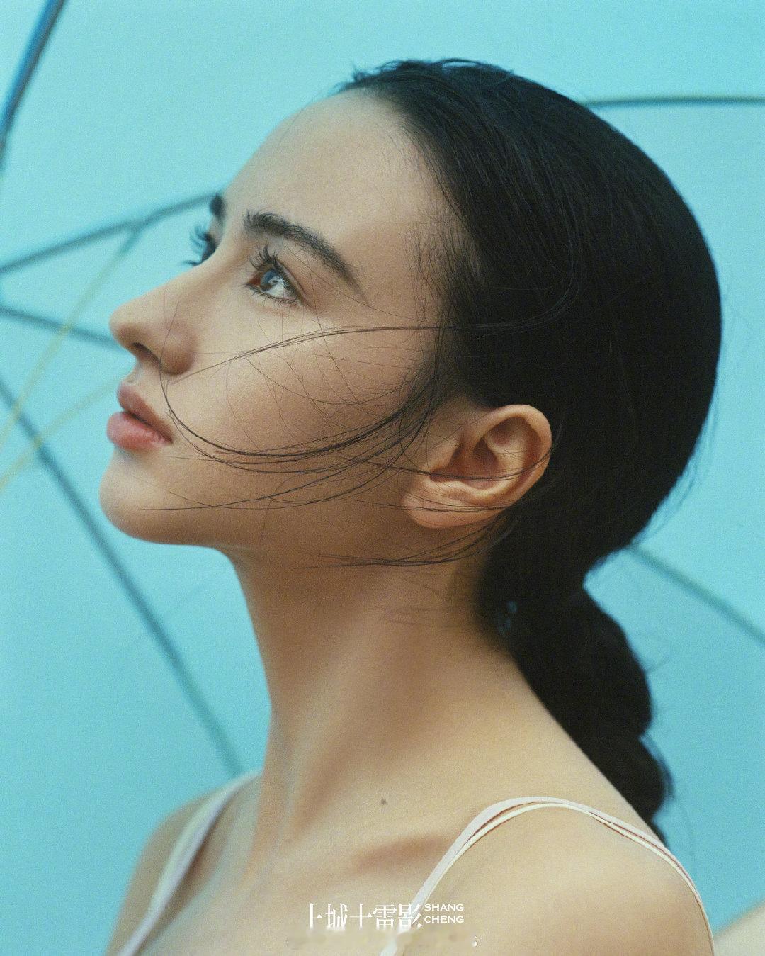 #李宛妲# x《上城士》九月刊

为了电影开始进行武术训练的宛妲，一不小心练成了国际武术比赛的冠军。如今已习武八年的她，也成长为内娱小花中少有的“刀马旦”，配上她英气的立体骨相，别有一番“少女侠客”的风情！

《上城士》九月刊封面拍摄，摄影师张家诚用镜头捕捉她在武校练功时的情景，定格下那些关于青春和热血的瞬间。

摄影：张家诚Leslie Zhang 
造型：WendongLyudd

#上城士9月李宛妲封面##李宛妲习武八年#