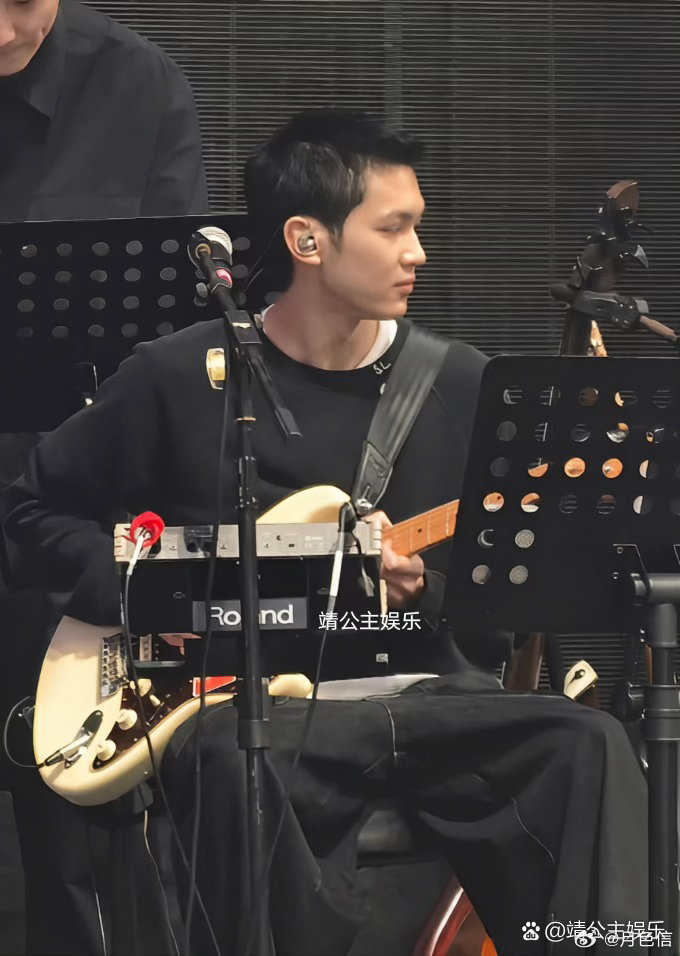张智霖儿子也太帅了，19岁就185还会弹吉他 ​