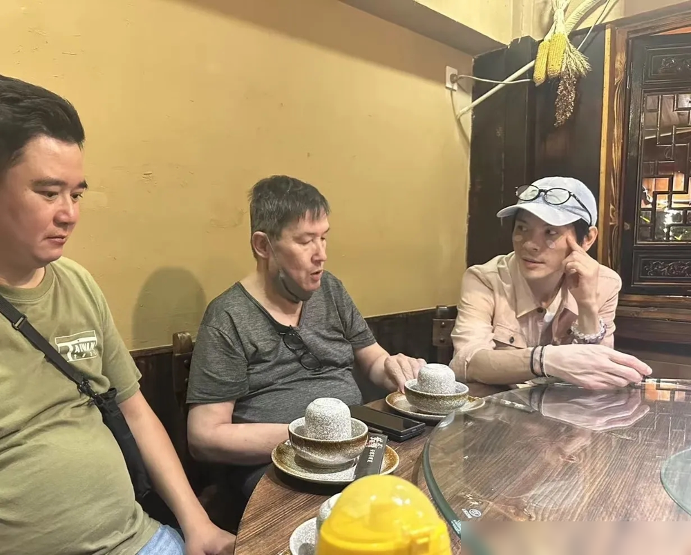 郭碧婷在上海街头拍外景，被路人拍下生图，白衬衫阔腿裤，整个人松弛得不像女明星。
同一时间，她爹在台北晒外孙近照，小家伙长得结实，眉眼像妈。
网友立刻吵起来：妈在上海赚钱，娃扔给外公带？
但另一拨人翻出旧账，郭碧婷婚后一直住台北，跟向太同进同出，婆媳俩被拍到一起逛街、一起接娃，亲得跟母女似的。