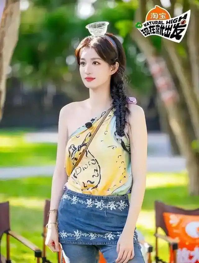#王楚然在现发活人感强得可怕#综艺新赛道“笨蛋美人”，前一个获此荣誉的是孟姐，《现在就出发4》的王楚然现在也喜提此称号，剧中的清冷美人到综艺里脱胎换骨了！！
连前任常驻都出来给她的综艺感进行认证，金晨直播时夸她“很美、很搞笑、撒得开”，游戏黑洞、生活大迷糊，一切都是真实松弛的活人感。 ​