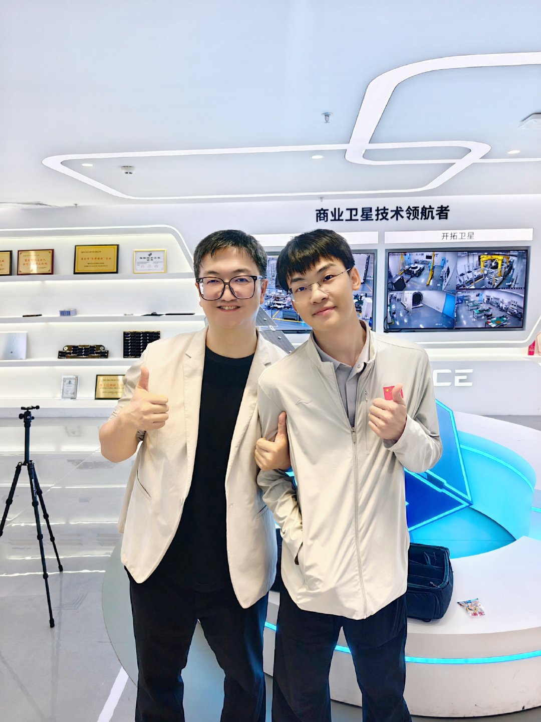 前几天陶教授来深圳采访我野所的时候顺便来公司指导了一下，也欢迎各媒体老师来西昌或者深圳采访大佬的时候能顺便来看看我们，团队风格比较实诚，干的多，说的少[苦涩][苦涩][苦涩]

#太空探索助力计划##商业航天﻿##微博跨域计划# ​