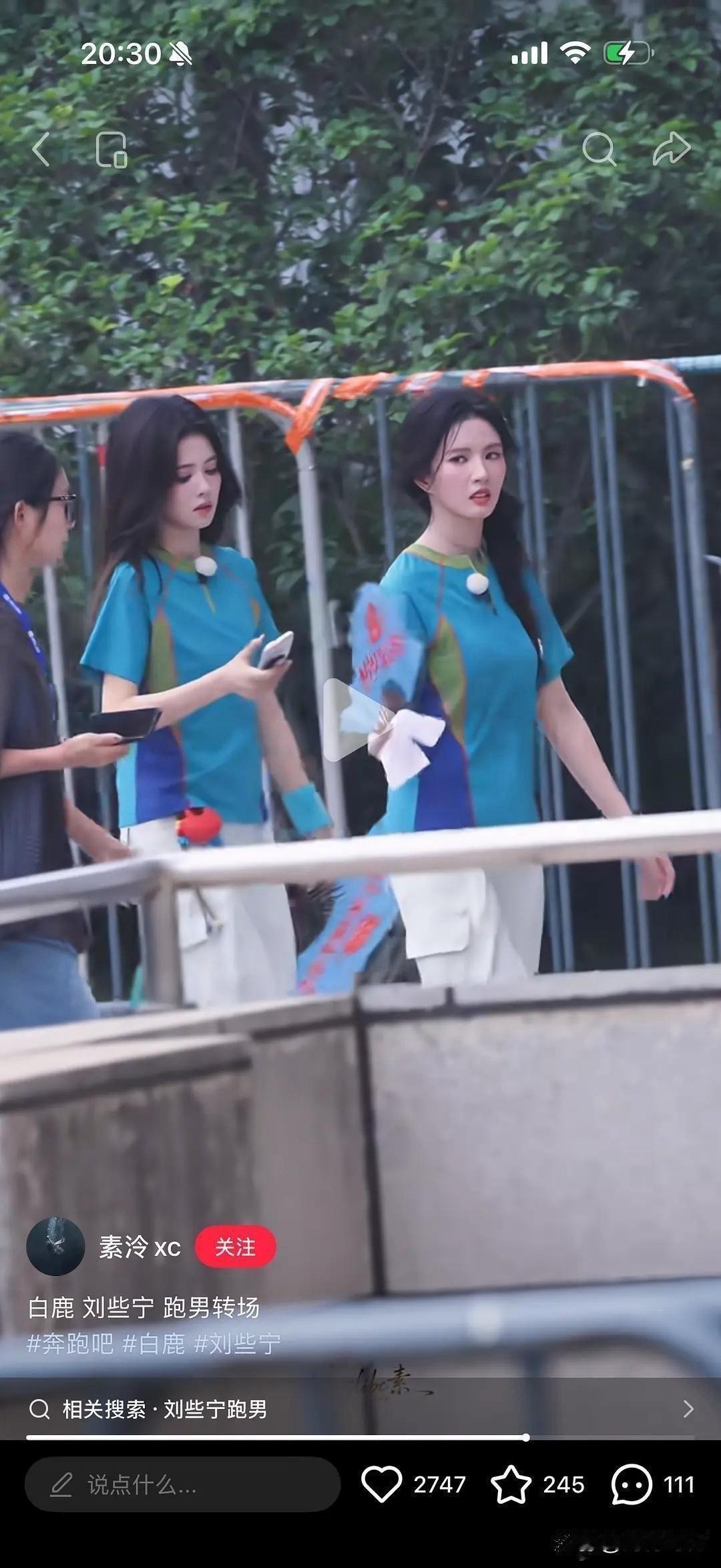 同样的综艺，一个挥汗如雨，一个妆容精致 ​