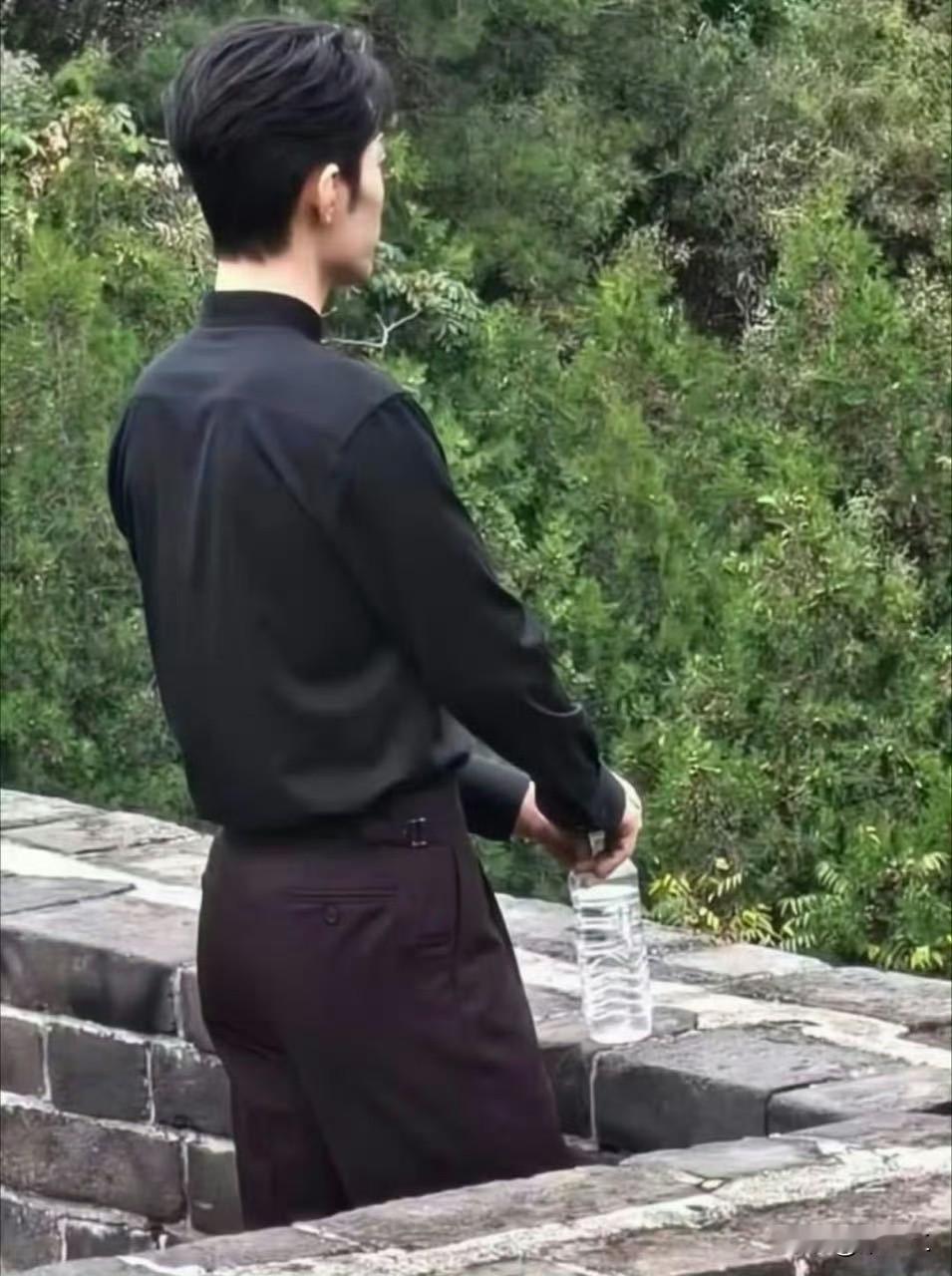 肖战喝瓶装水都会把标签撕掉的饮品类代言人刻在骨子里的意识[赞]
这背影很瘦又很有力量的感觉，好想抱[流泪]
最近应该有很多物料可以看[机智][机智][机智]杂志应该慢慢会有物料放出，还有爱奇艺卖菜大会小城良方也会有料，荣耀Magic9发布会可能也会有惊喜，今天拍的应该是国庆的活动，哈哈哈哈，好幸福。