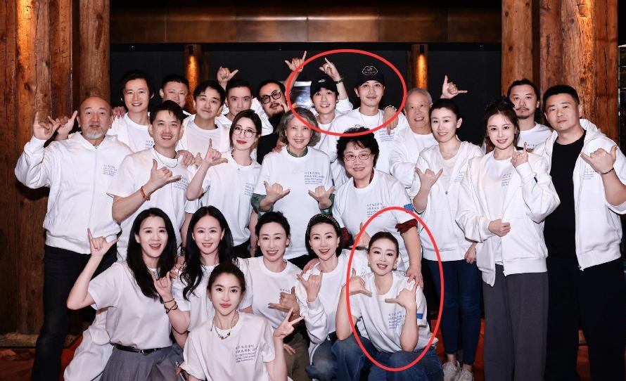 如果不是因为《狂飙》里那个大嫂陈书婷，谁能想到高叶跟朱一龙居然是大学同班同学？
北电06级表演班的那张聚会合影，简直把名利场的人情世故赤裸裸摆在了明面上。
镜头扫过去，谁正当红，谁自然就被簇拥在最扎眼的位置。
至于那些没混出名堂的，当年在学校专业课再好，如今也只能站在边角充当模糊的人肉背景板。