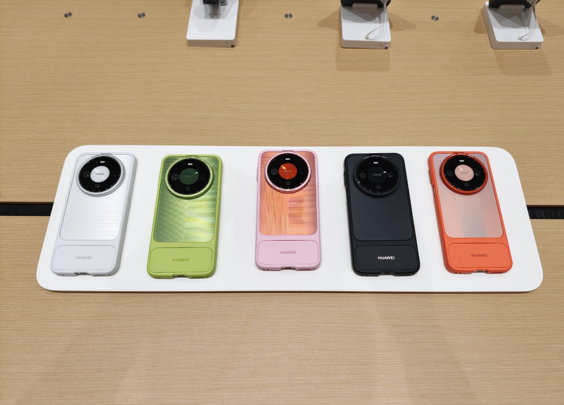 华为Mate90全系曝光！坐等发布会
 
华为年度旗舰Mate90系列信息基本全部曝光，包含Mate90、Mate90 Pro、Mate90 Pro Max、典藏版、RS非凡大师一共五款机型。站在普通消费者角度，不吹不黑，聊聊这一代的变化，当然一切以最终发布会为准。
 
从曝光的情况看，外观延续星环