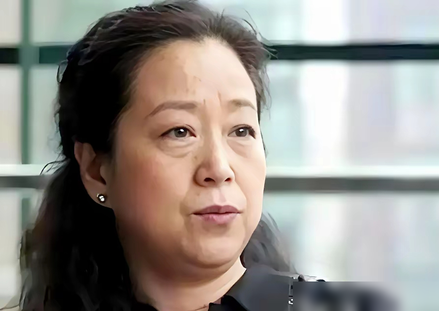 张国立当年离婚，提了一个条件，罗秀春只回了一句话：可以，但张默必须是你唯一的孩子。
1988年，张国立净身出户，房子车子儿子全留给了前妻。很多人不知道，罗秀春在协议里加的那条，够狠，你娶邓婕可以，再生一个，不行。
张国立答应了。往后三十多年，邓婕真就没生。张国立按月打钱，在成都给罗秀春买房，连她