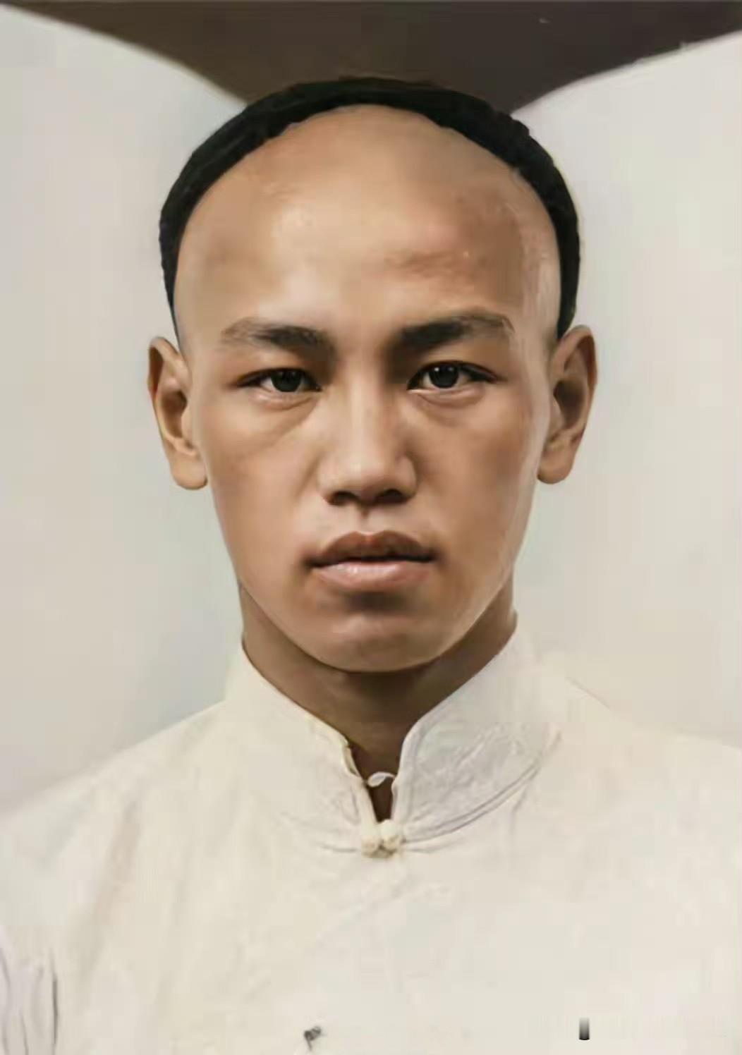 1906年，一张留着辫子的青涩面孔，定格了蒋志清东渡日本前的最后模样。彼时的他尚未改名蒋介石，眼神中透着一股冷峻与坚毅。

这张照片与后来的振武学校毕业证互为印证，记录了他从清朝子民向近代军人转变的关键节点。证书上“大清国陆军学生”的字样，不仅是学历证明，更是他日后崛起的基石。从“志清”到“介石”，