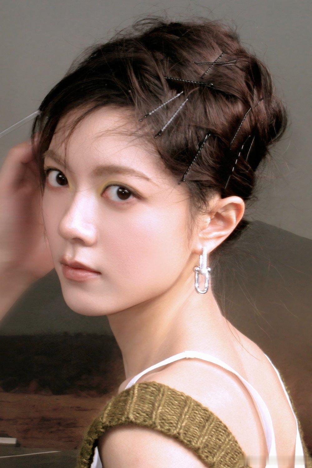 #赵今麦[超话]##赵今麦[超话]# 神一般的回眸#赵今麦superelle9月刊封面# ​