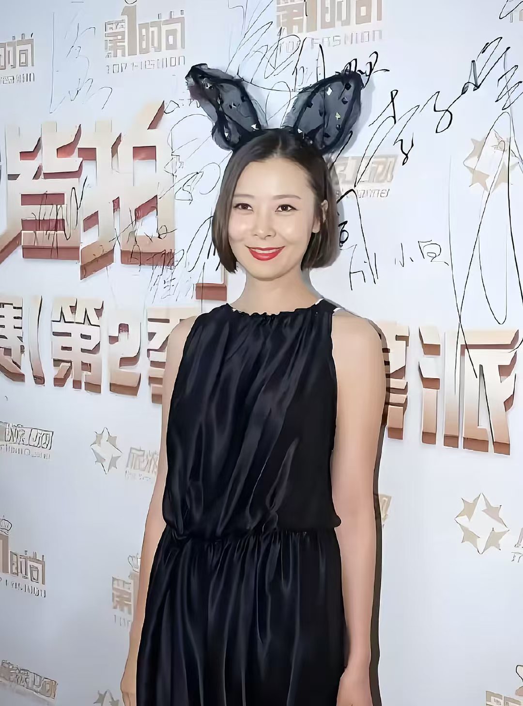 吴大维半开玩笑催她：“你无儿无女，不懂养孩子多快乐，60岁也赶紧生一个。”
柯蓝没尴尬、没绕，笑着一句顶回去：“这是老天爷给我最大的福报，就不会像你这样，老了还贱兮兮的。”
一句话把催生现场聊成了段子，可懂她的人知道，这“福报”不是赌气，是她用大半辈子跟身体、跟婚姻、跟“到岁数就该生”的模板掰完腕子