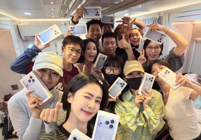 #白鹿[超话]# 
姐姐，我要成为死侍啦
#朝哪里拜能有白鹿这样的老板##白鹿保镖都笑出花来了##团队晒合照回应白鹿送苹果18# 
​